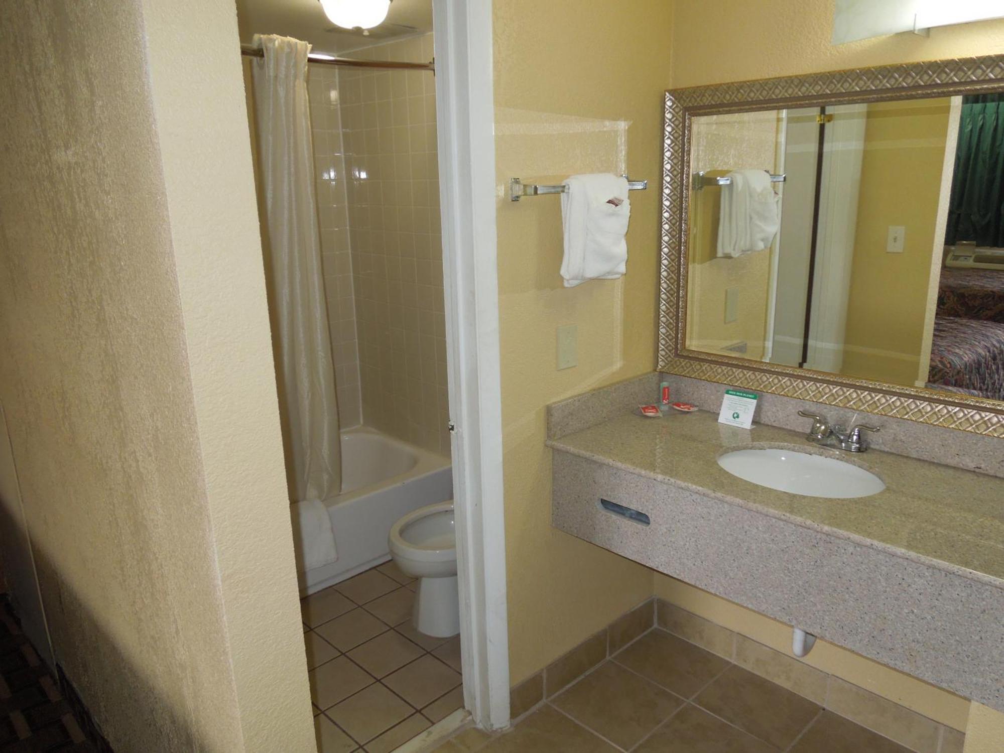 Econo Lodge Town Center Virginia Beach Room photo